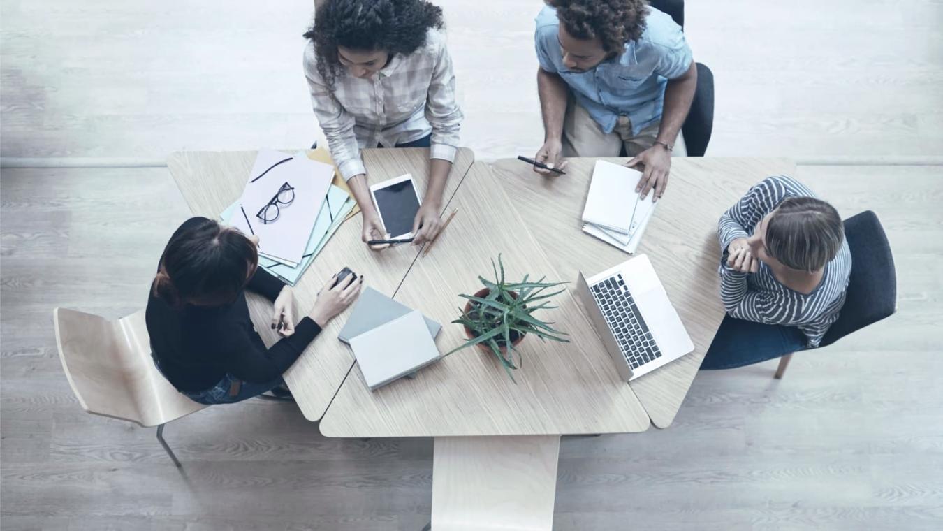 Profesionales desarrollando habilidades de comunicación empresarial