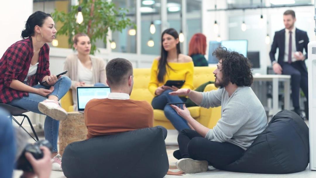 Profesionales trabajando en comunicación empresarial efectiva