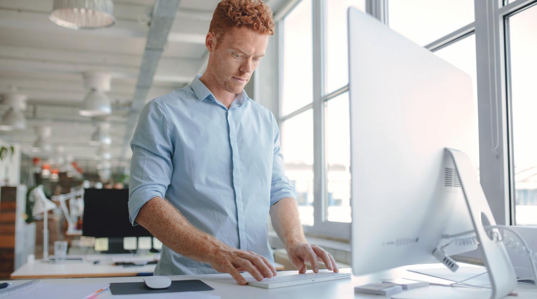 Grupo de profesionales colaborando en ejercicio de comunicación