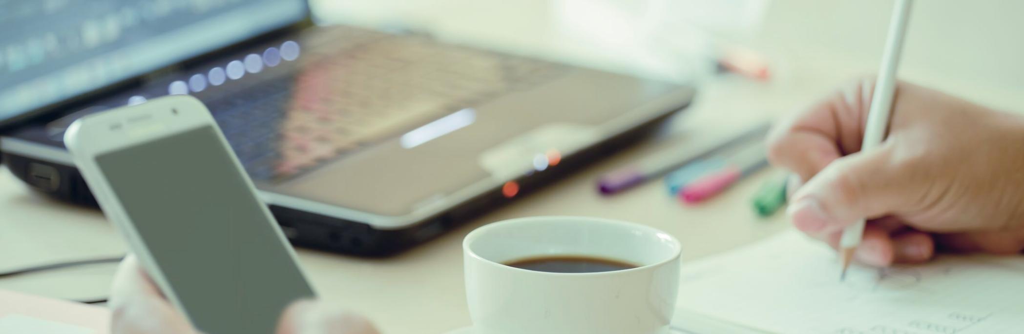 Profesional presentando estrategia de comunicación a equipo