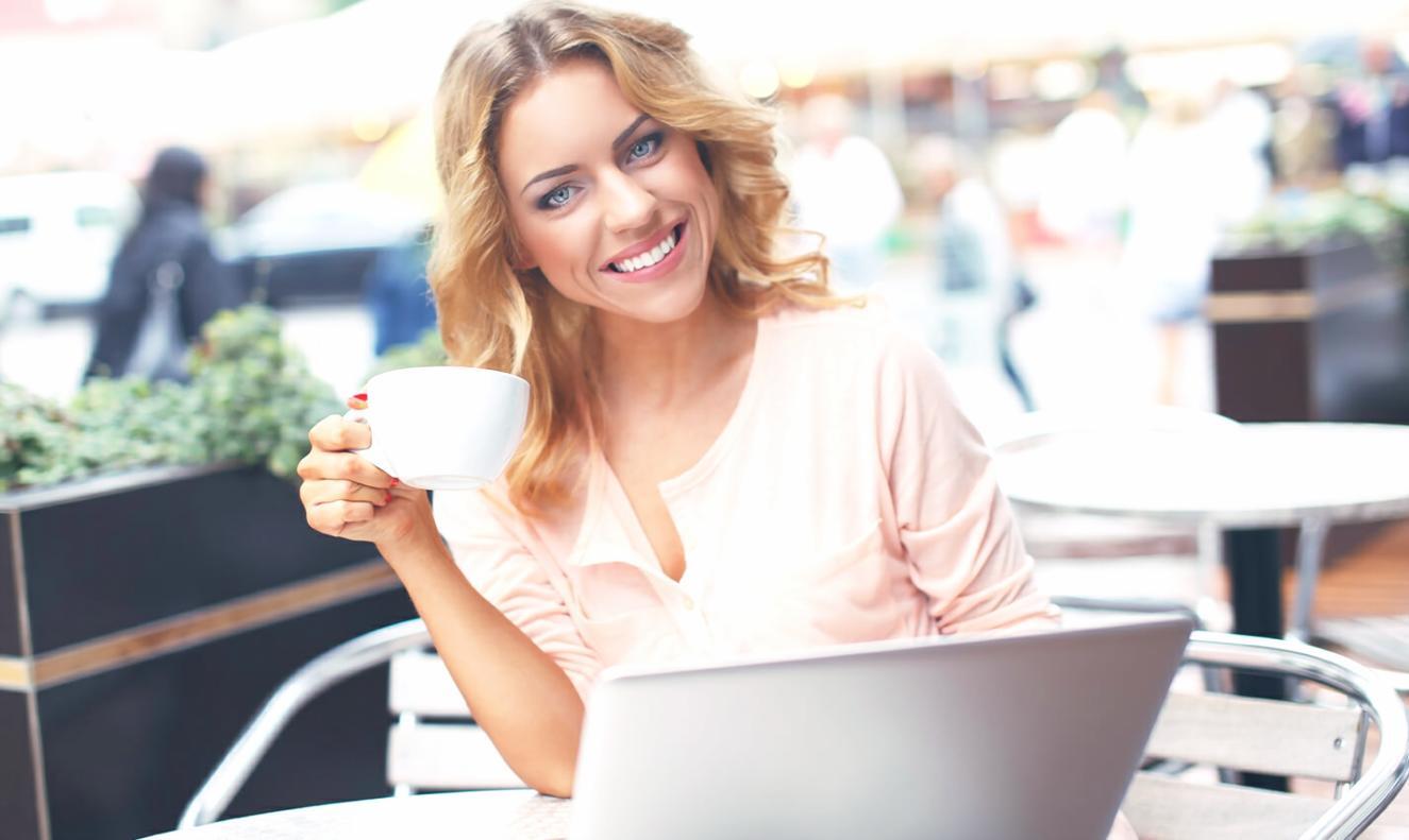 Equipo de Prauloviva trabajando en proyectos educativos