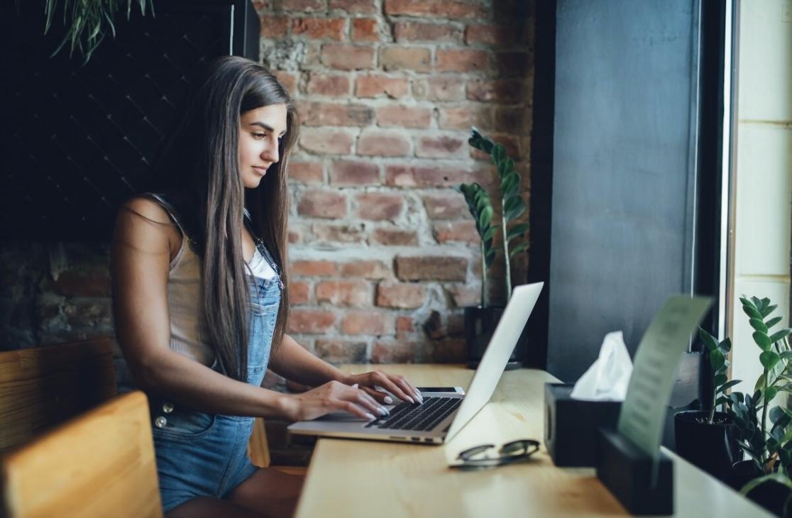 Equipo analizando resultados de comunicación en pizarra