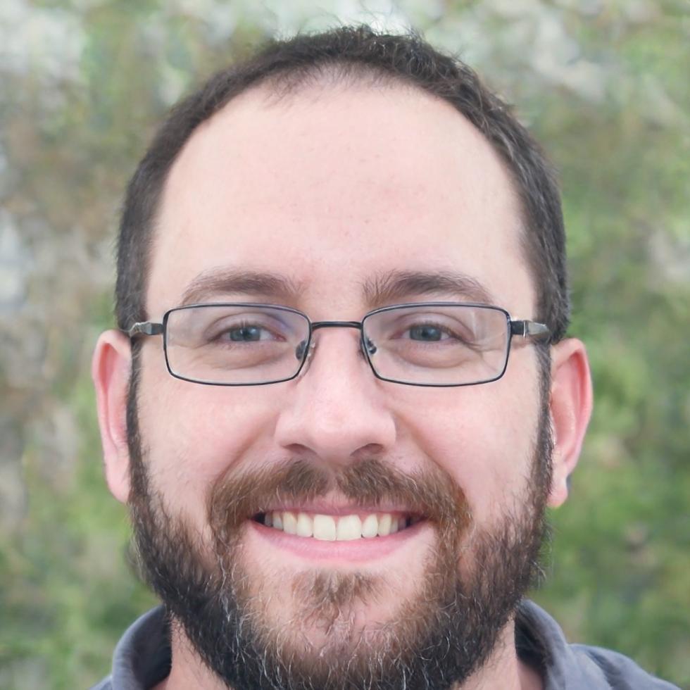 Profesional presentando certificado de comunicación empresarial