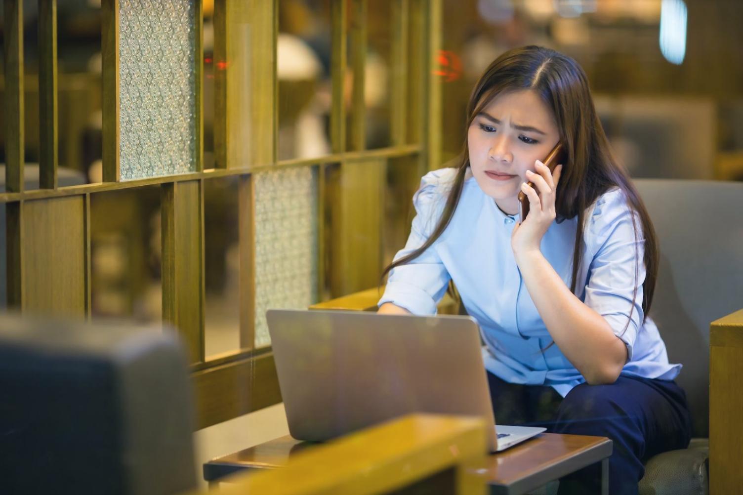Estudiante accediendo a contenido desde laptop